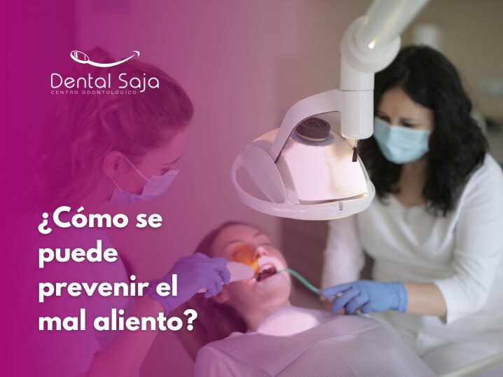 Dentistas realizando una higiene dental a una joven