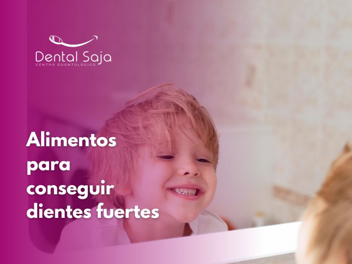 Los alimentos para conseguir unos dientes fuertes.Descubre en este artículo los alimentos para conseguir dientes fuertes. Niño rubio sonriendo frente al espejo en el bañó.